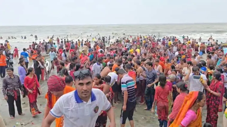 কুয়াকাটায় অক্ষয় তৃতীয়ার পুণ্যস্নানে হাজারো ভক্তের সমাগম